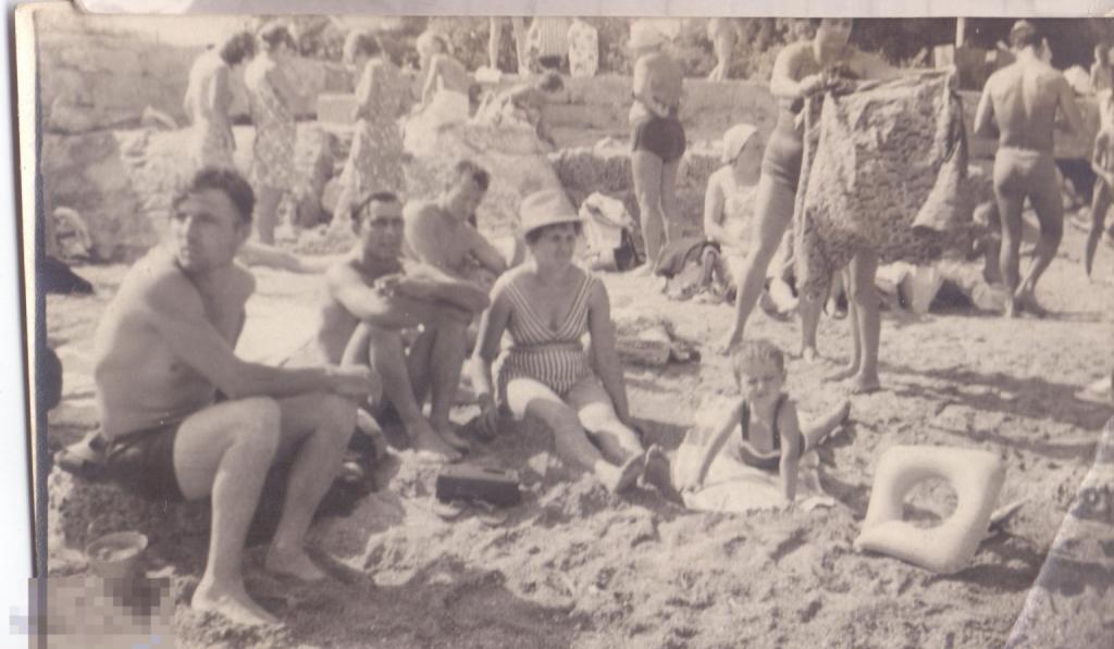 На пляже. Группа мужчин в трусах и женщин в купальниках. 1960-е гг.