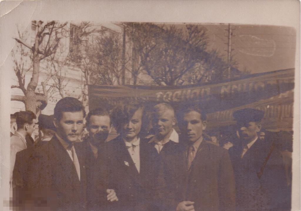 Группа молодых людей на демонстрации. 1960-е гг.