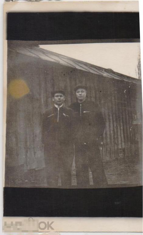 Два юноши стоят у сарая. Мини. Казахский сельхозинститут, Алма-Ата, 1955 г.