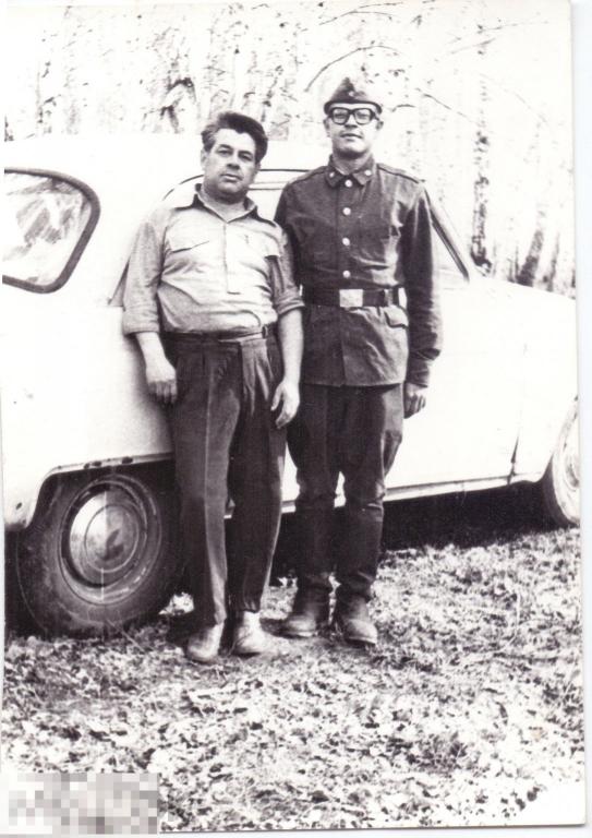 Солдат в очках с отцом у Волги ГАЗ-21. Чебаркуль, май 1981 г.