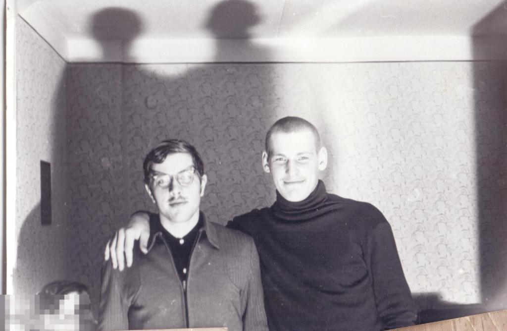 Два юноши на фоне стены комнаты в обоях. 1980-е гг.