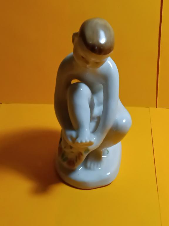 Фарфоровая статуэтка Мальчик с Полотенцем, ЛФЗ, СССР.