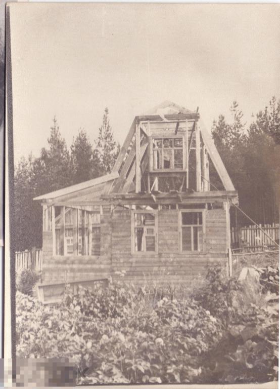 Строящийся дачный домик с мансардой + мальчик. 1971 г.