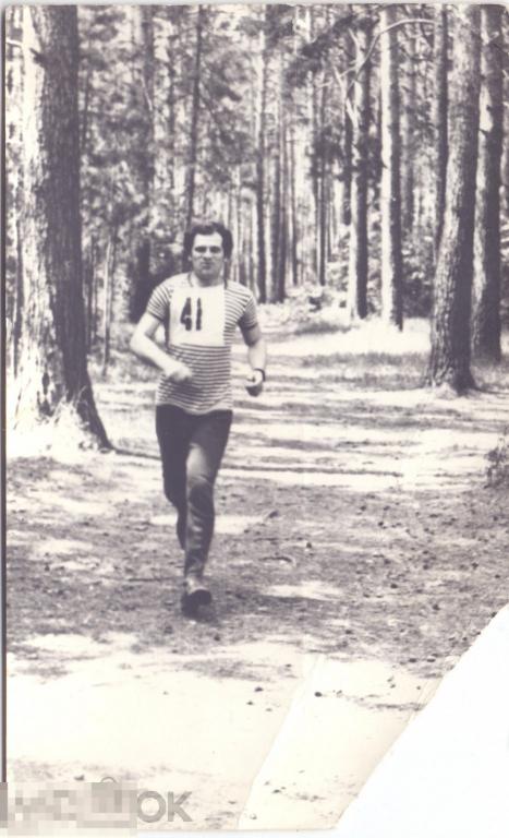 Мужчина-спортсмен бежит по аллее в сосновом бору. 1960-е гг.