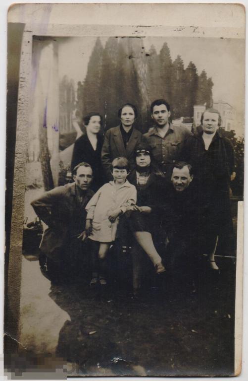 Большая семья с девочкой позирует. 1930-е гг.