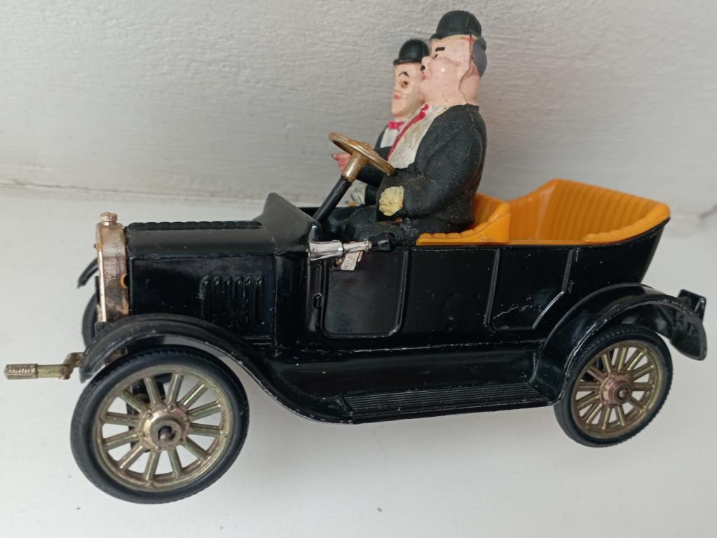 Модель Ford-T большая 14 см Металл с фигурами комиков Винтаж Италия 1970