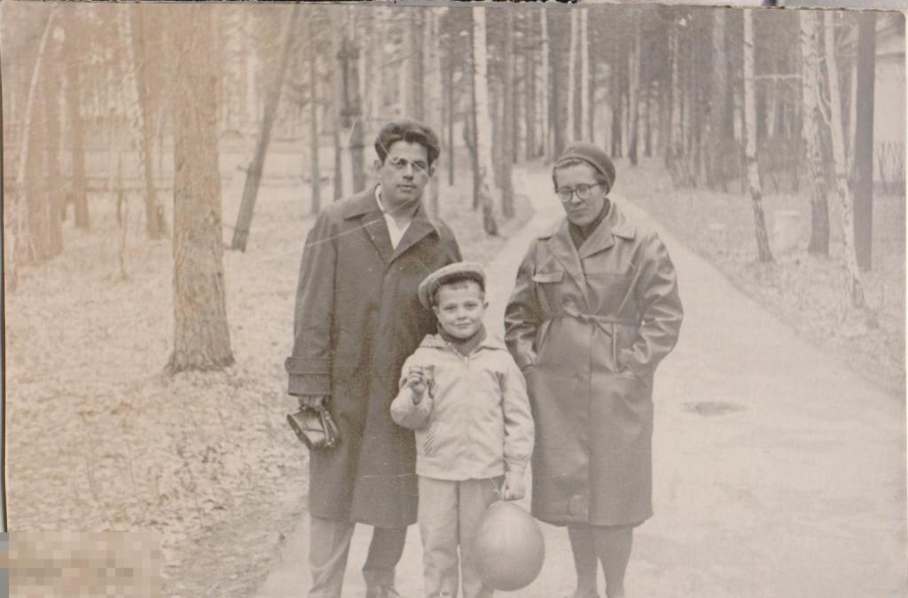 Семья: мама, папа и пятилетний сын Дима на аллее парка. 1960-е гг.