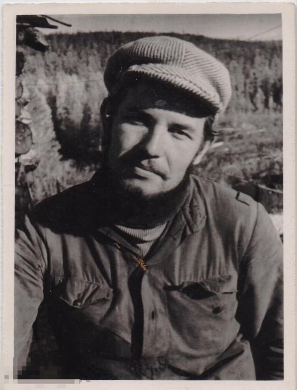 Мужчина в кепке на фоне леса. 1970-80-е гг.