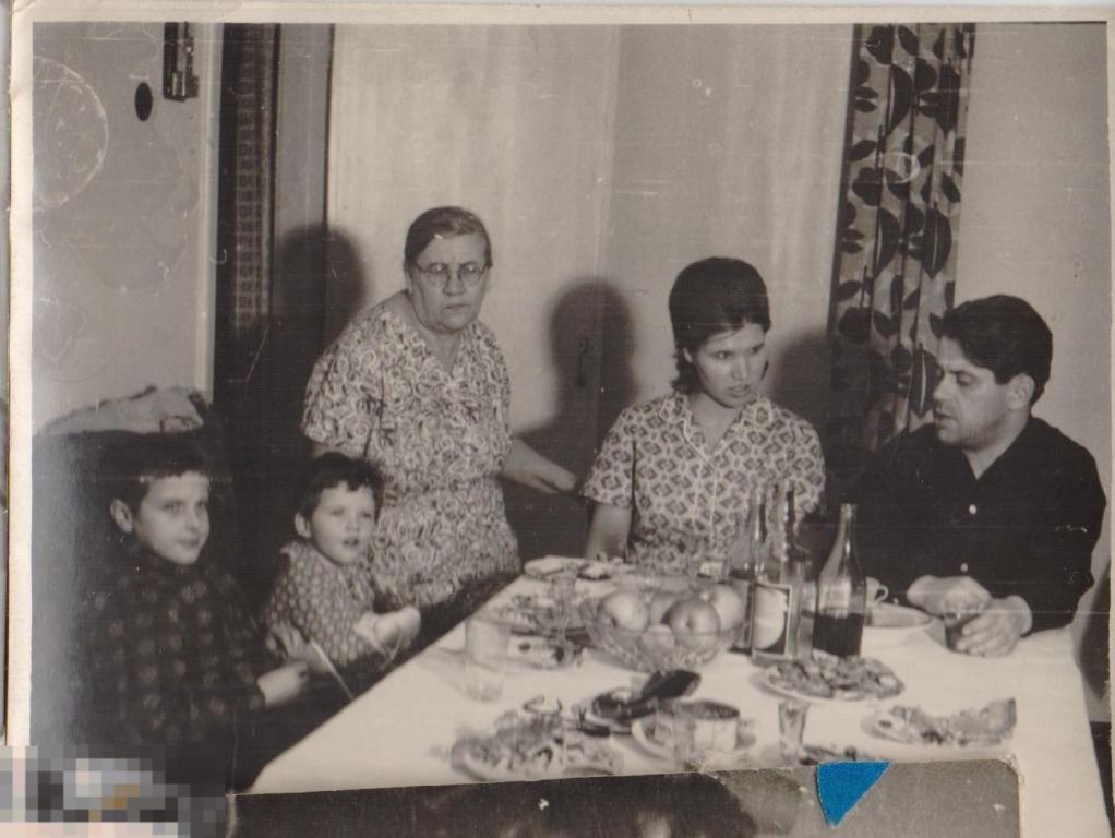 Семья с детьми за праздничным столом. 1950-60-е гг.