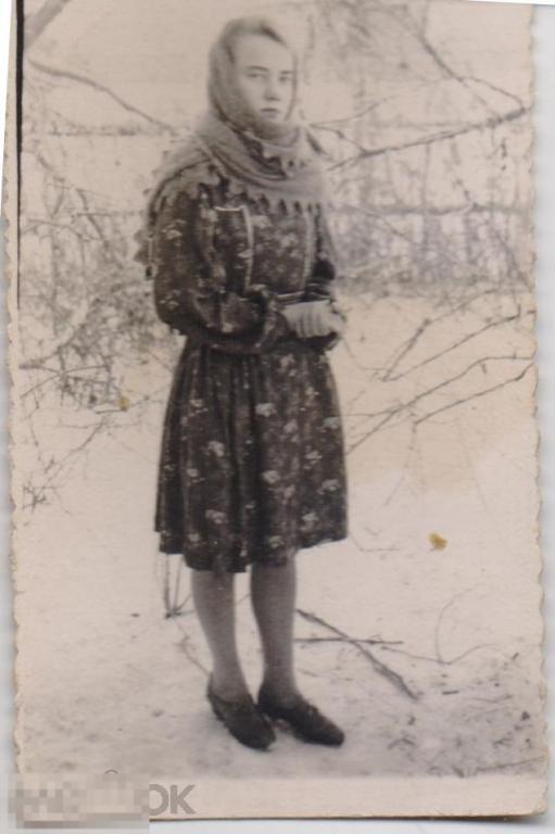 Девушка в платье и шали стоит зимой в саду. Мини. 1960-е гг.
