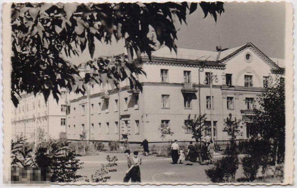 Угол трехэтажного здания. 1955 г.
