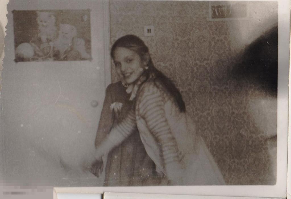 Две девочки на фоне двери на дне рождения Зыряновой. 1970-80-е гг.