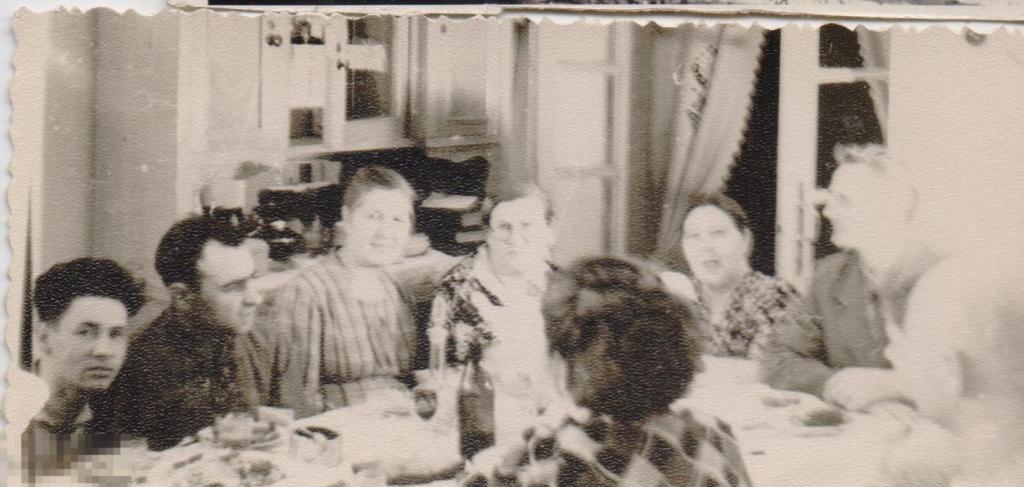 Семья и гости за праздничным столом. 1950-60-е гг.