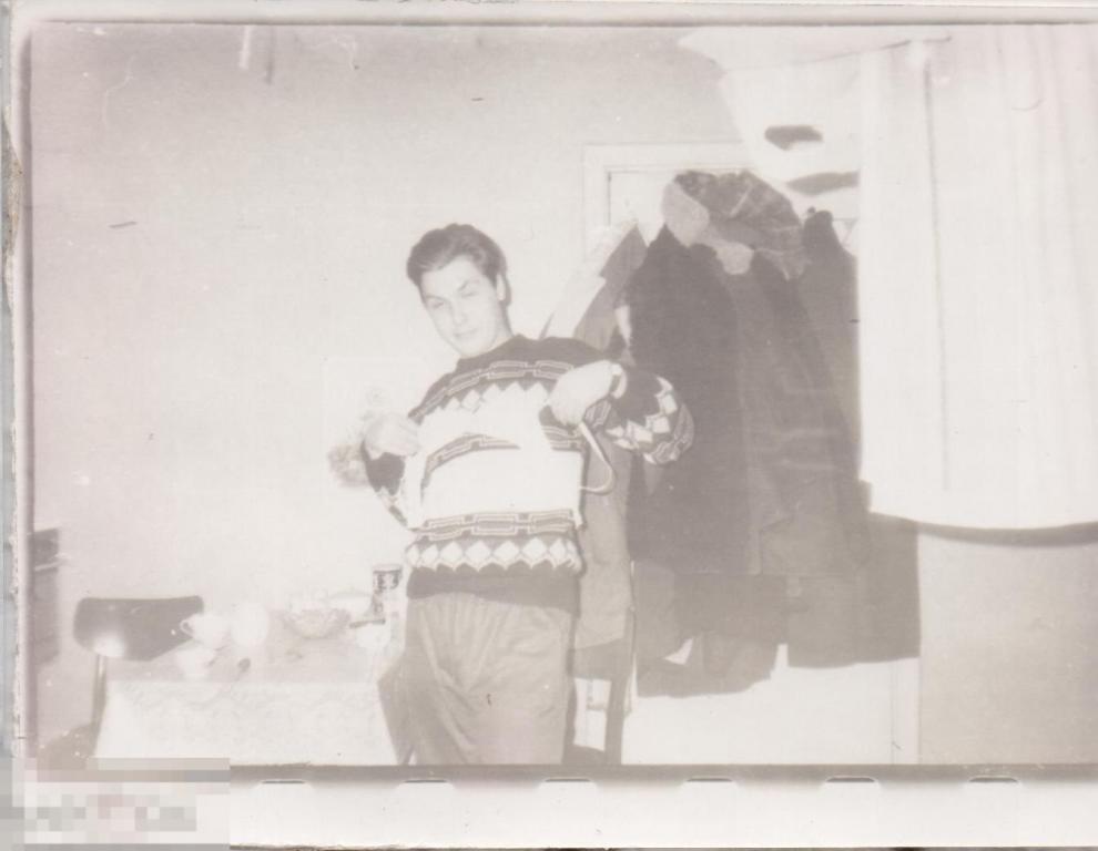 Юноша с бюстгальтером. 1960-е гг.