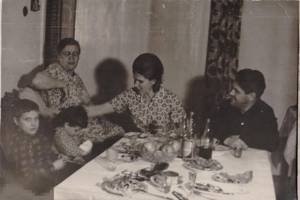 Семья с детьми за праздничным столом. 1960-е гг.