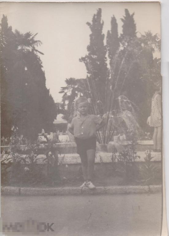 Маленький мальчик в сочинском дендропарке на фоне фонтана. Сочи, 1970 г.