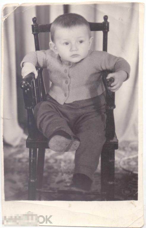 Маленький мальчик сидит на стуле. 1960-е гг.