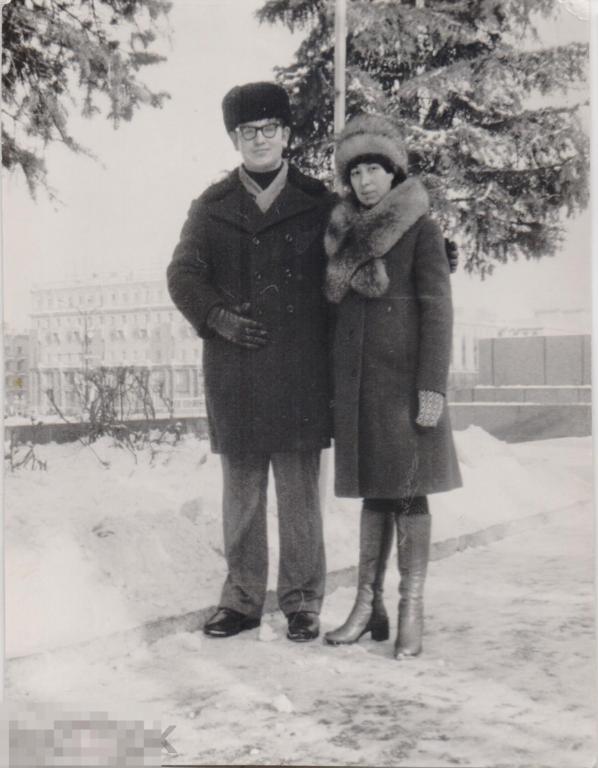 Мужчина с женщиной стоят на площади Революции в Челябинске зимой. 1978 г.