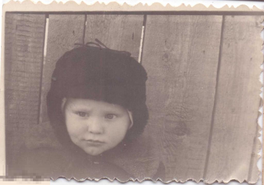 Маленький мальчик Саша у забора. 1967 г.