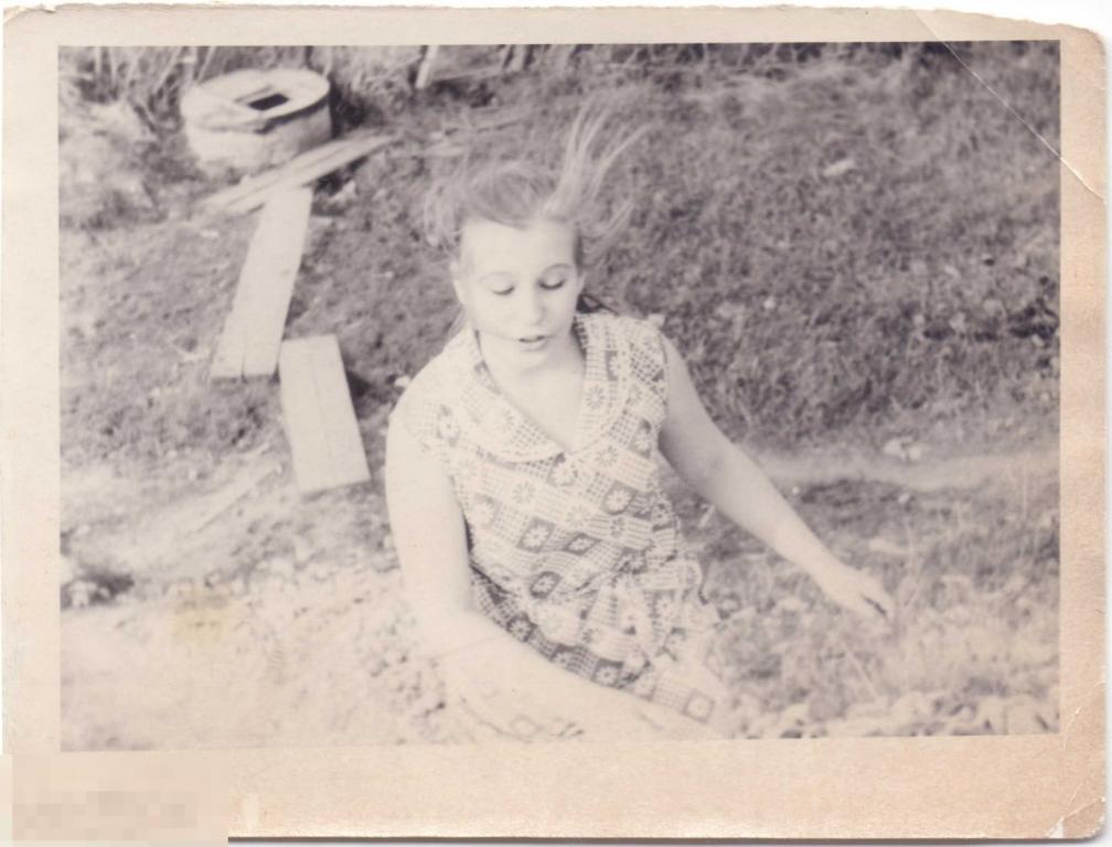 Девушка в траве. Вид сверху. 1960-е гг.