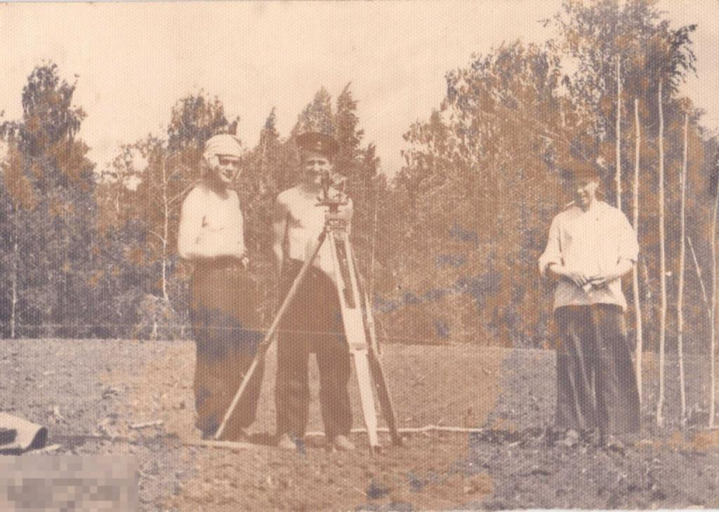 Трое юношей с нивелиром на треноге. 1950-60-е гг.