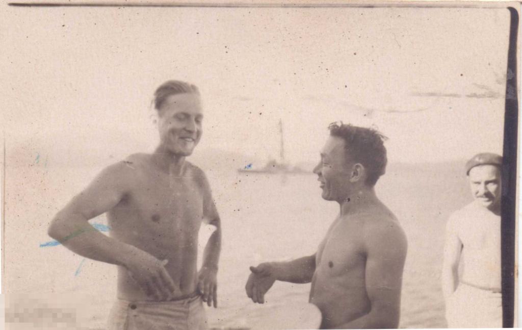 Трое мужчин на купании на фоне маяка. Мини. 1957 г.