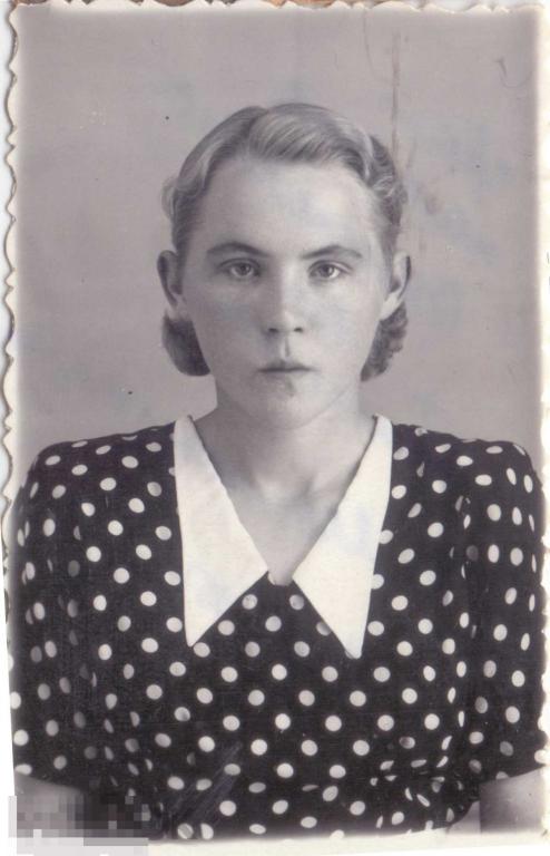 Девушка в платье в горошек Полина. Магнитогорск, 1955 г.