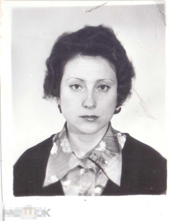 Женщина в анфас. Фото на документ. 1970-80-е гг.
