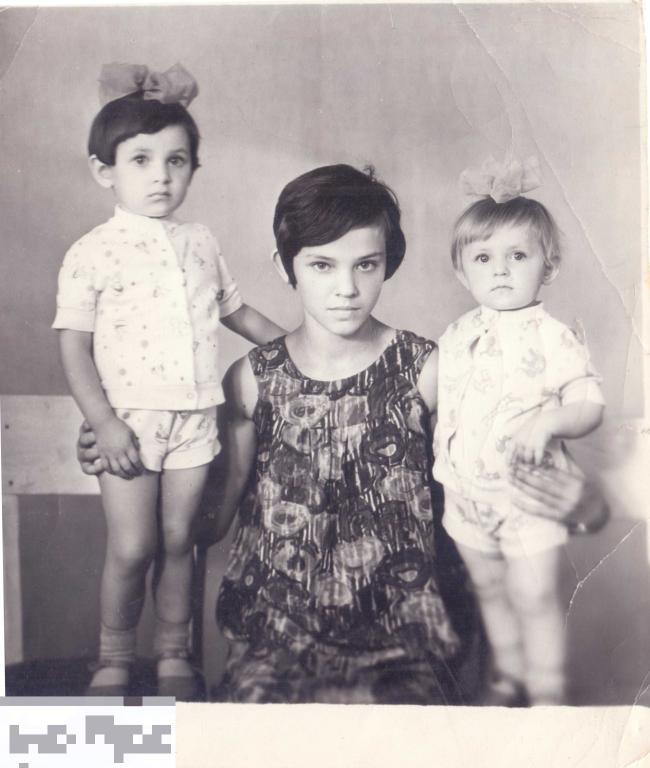 Молодая мама с двумя маленькими дочками. 1970 г.