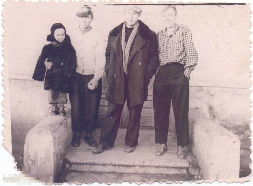Четверо мужчин и ребенок на крыльце. 1950-60-е гг.