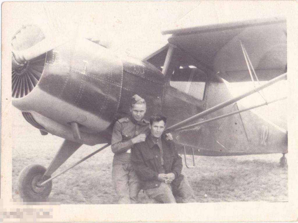 Два солдата на фоне самолета Ан-2. 1950-е гг.