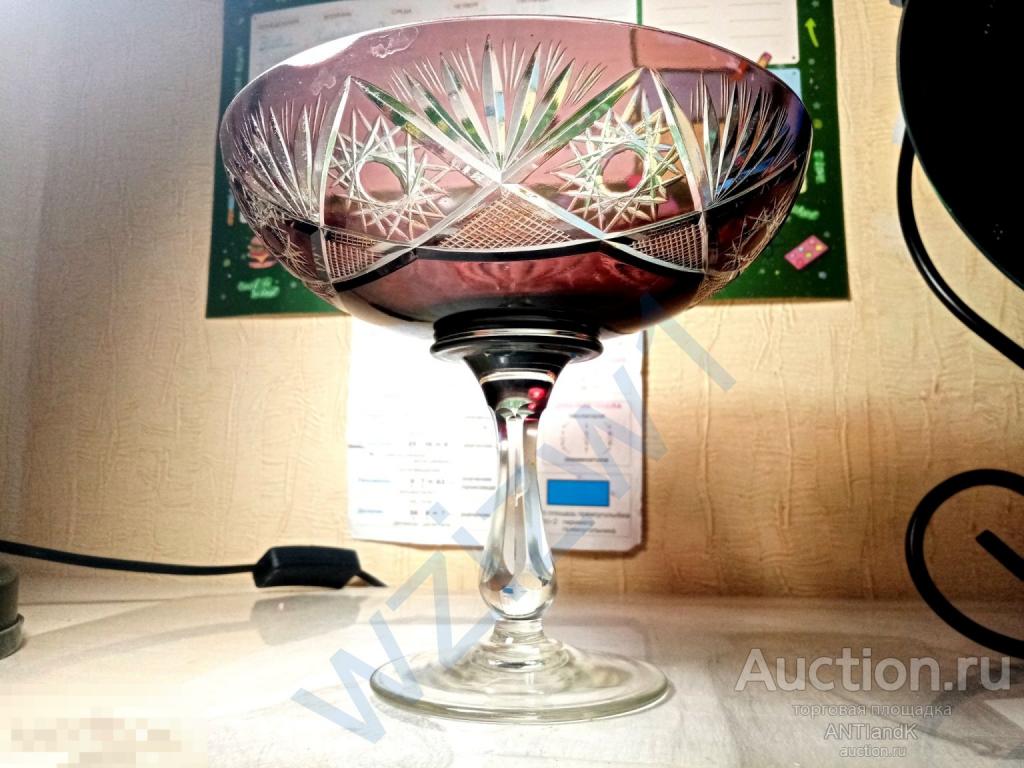 Ваза на ножке.Марганцевое стекло