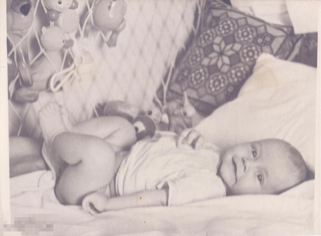 Младенец в кроватке 3,5 месяцев. 1960-е гг.
