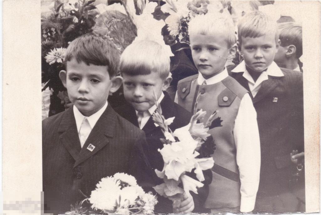 Дети с цветами. Мальчики. Первоклассники. 1 сентября. 1970-80-е гг.