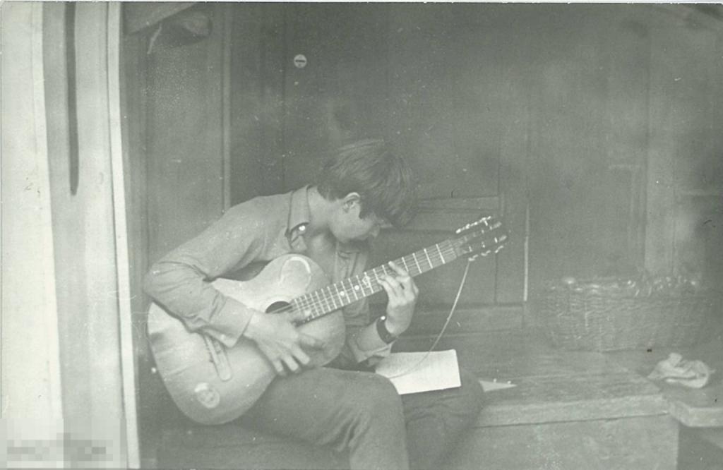 Юноша с гитарой и нотами. 1970-е гг.