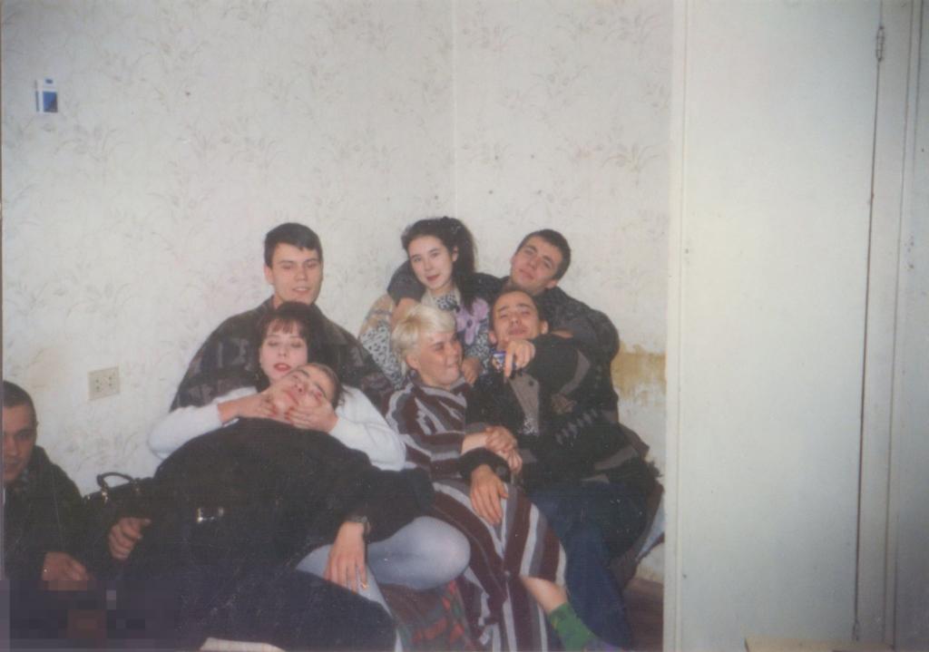 Группа полулежащих девушек и юношей. 1990-2000-е гг.