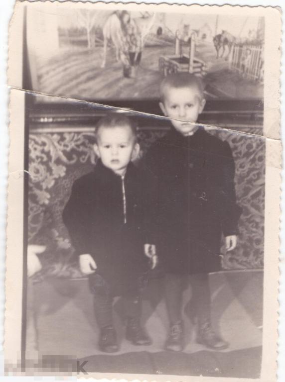 Два маленьких мальчика. Была разорвана, заклеена. 1960-е гг.