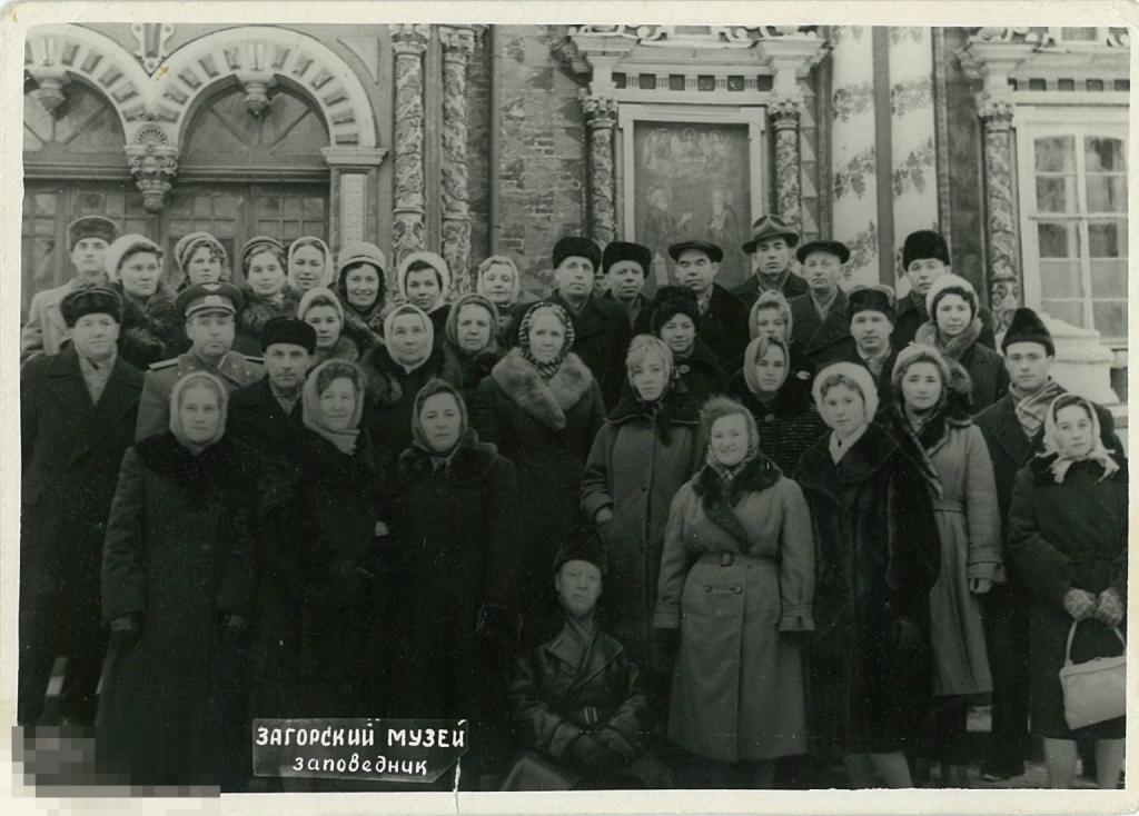 Туристы в зимней одежде. Загорский музей-заповедник (Сергиев Посад). 1961 г.