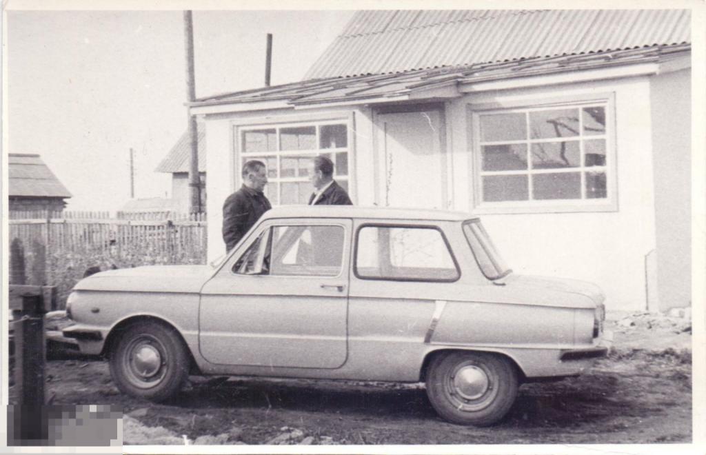 Двое мужчин на фоне дома у автомобиля Запорожец ЗАЗ-968. 1976? г.
