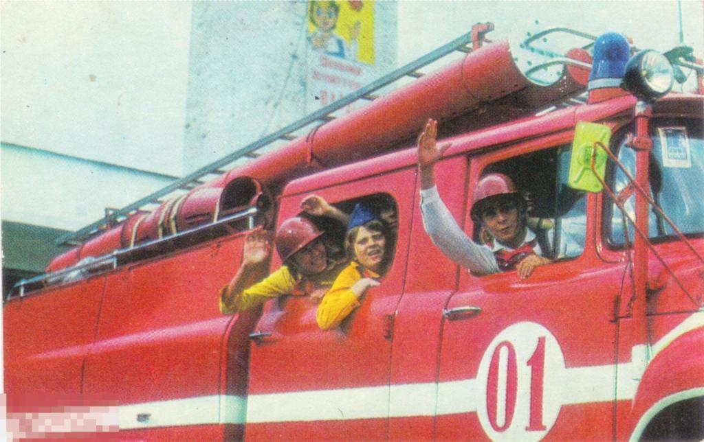 Календарик на 1977 г. Юные пожарные. Дети на пожарной машине