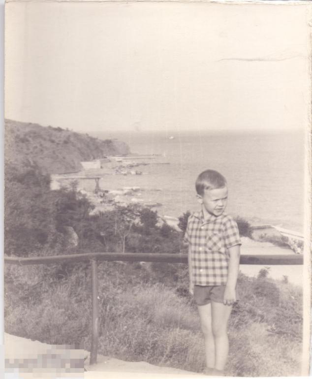 Маленький мальчик на фоне пейзажа берега Черного моря. 1960-е гг.