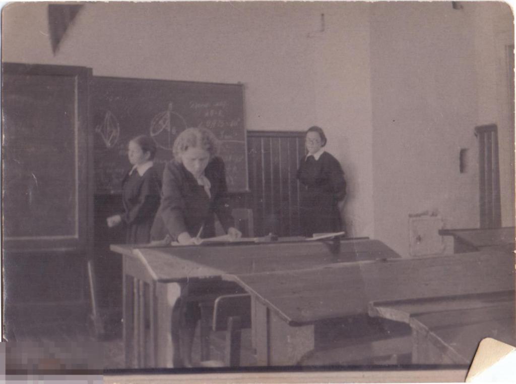 Три школьницы на уроке геометрии. 10 класс. 1958 г.