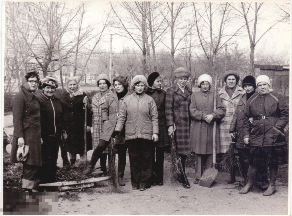 Группа женщин на ленинском субботнике у поликлиники № 1. 1980 г.