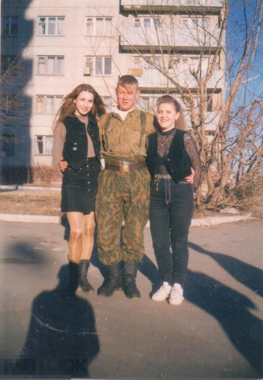 Солдат с двумя девушками. 1990-е гг.