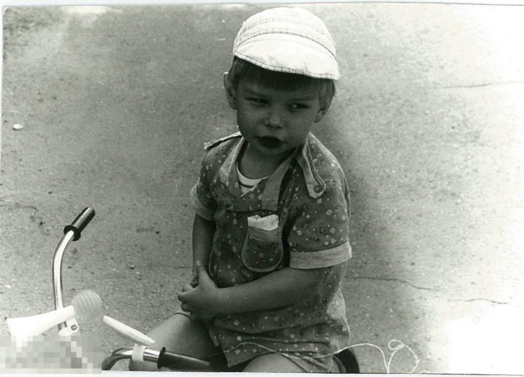 Маленький мальчик на велосипеде. 1985 г.