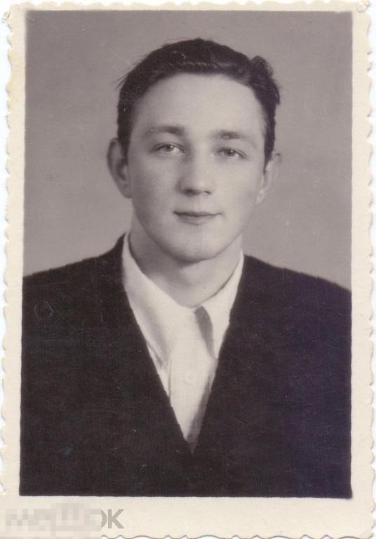 Юноша в пиджаке анфас. Мини. 1960-е гг.