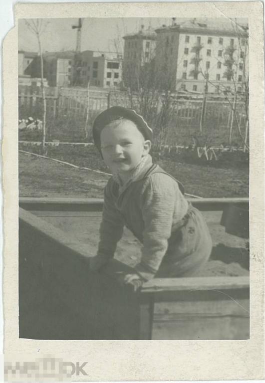 Маленький мальчик в песочнице. 1960-е гг.