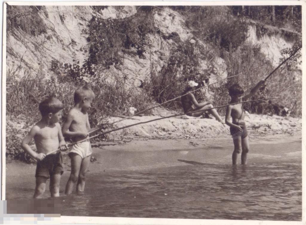 Юные рыбаки. Три маленьких мальчика с удочками на рыбалке. 1950-60-е гг.