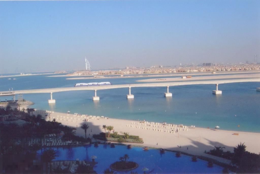 ОАЭ. Дубай. Пляж, мост и панорама города. 2010-е гг.