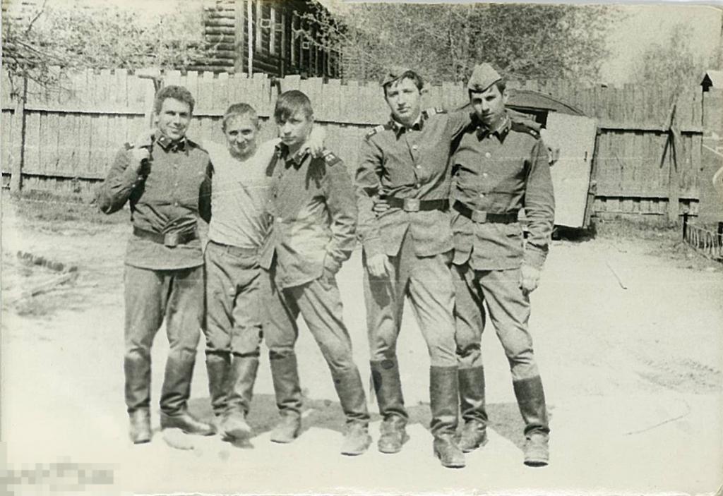 Пятеро солдат и сержантов на фоне деревянного забора. 1970-е гг.